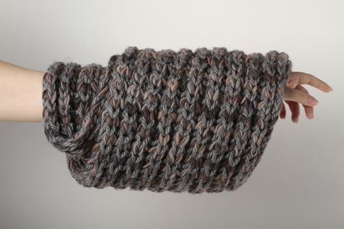 Sciarpa di lana fatta a mano accessorio alluncinetto da donna in colore bordo - MADEheart.com