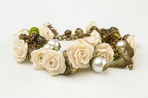 Bracelet en pâte polymère avec fleurs artificielles - MADEheart.com