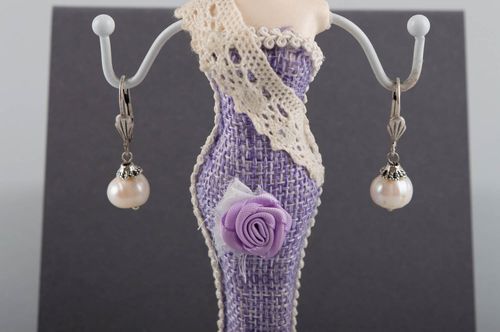 Pendientes con perlas y latón hechos a mano delicados accesorio elegante - MADEheart.com