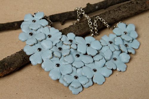 Collier fleurs en cuir naturel Bijou fait main bleu large Cadeau pour femme - MADEheart.com