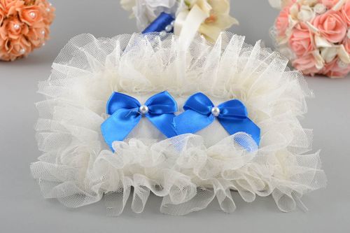 Coussin de mariage tissu blanc fait main ruban bleu pour bagues de fiançailles - MADEheart.com