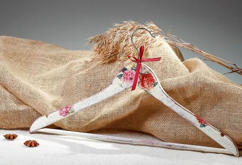 Holzkleiderbügel mit Rosen in Technik Decoupage, alt aussehend - MADEheart.com