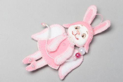Broche en feutre lapin-ange rose faite main - MADEheart.com
