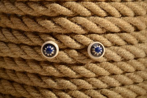 Kleine runde handemachte Ohrstecker aus Ton mit Bedeckung von bunten Emaillen - MADEheart.com
