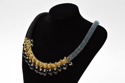 Collana di perline fatta a mano bigiotteria da donna in colore nero d oro - MADEheart.com