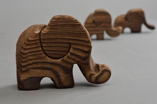 Geschnitzte handgemachte Figurine aus Holz in Form vom Elefanten für Deko - MADEheart.com