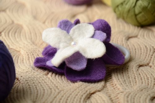 Hair tie with violet felt flower - MADEheart.com