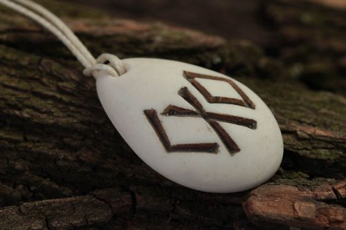 Pendentif blanc fait main Bijou ethnique Accessoire homme ovale avec runes - MADEheart.com