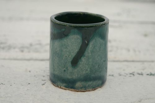 Petit verre en argile peint dengobes vert fait main 7 cl - MADEheart.com