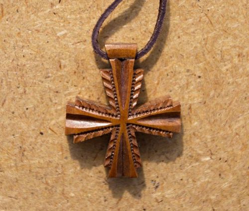 Croix sculptée du bois de noisetier - MADEheart.com