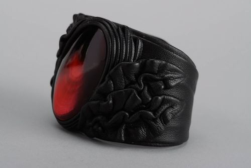 Handmade Armband aus Leder und Kuhhorn - MADEheart.com