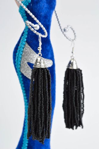 Orecchini di perline fatti a mano accessorio originale da donna colore nero - MADEheart.com