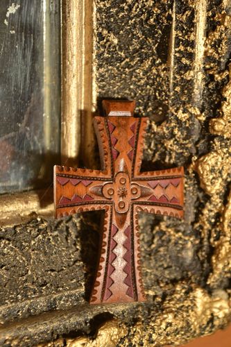 Croix pectorale Pendentif en bois fait main avec sculpture Objet religieux - MADEheart.com