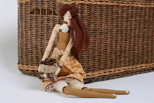 Muñeca de trapo decorativa para interior hecha a mano de materiales naturales - MADEheart.com