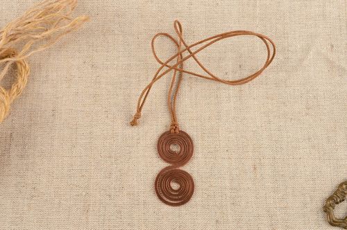 Colgante de cobre con forma de estírales en cordón hecho a mano - MADEheart.com