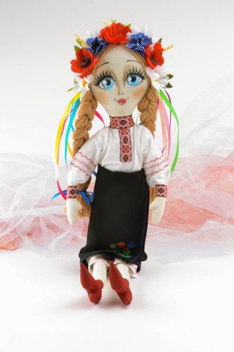 Kuschelige Puppe in der ethnischen Tracht - MADEheart.com