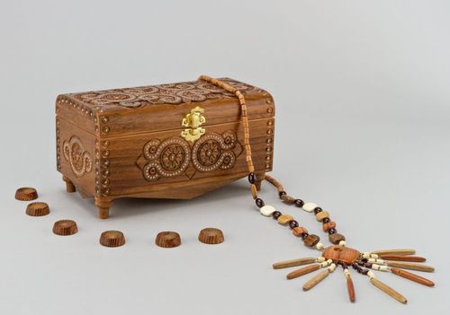 Porta-jóias de madeira entalhada - MADEheart.com
