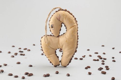 Pingente de interior artesanal feito na forma de brinquedo de pelúciaCavalo de café - MADEheart.com