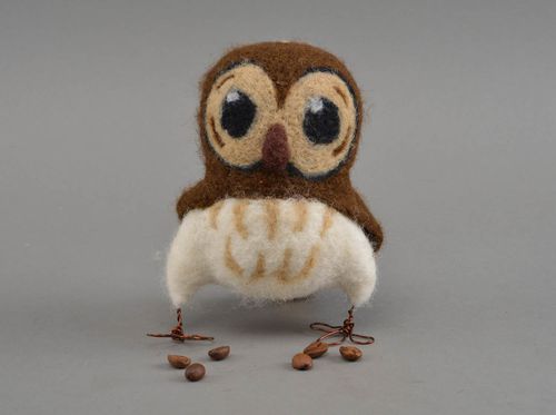 Petit jouet hibou en laine feutrée fait main décoratif cadeau original - MADEheart.com
