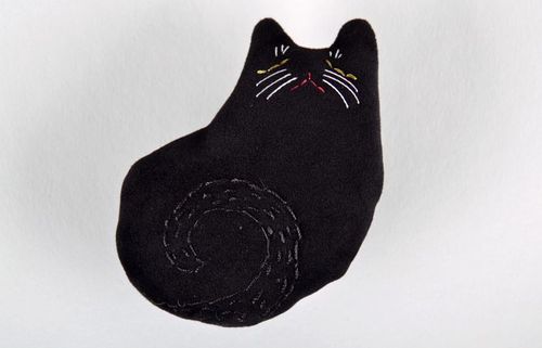 Spilla gatto nero fatta a mano Spilla piccola di hollow fiber decorativa - MADEheart.com