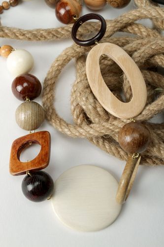 Collier fait main en perles de bois Monde géométrique  - MADEheart.com