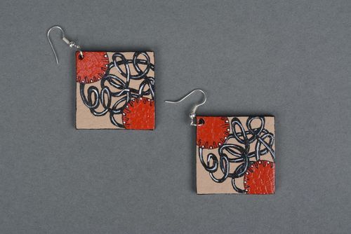 Boucles doreilles artisanales rectangulaires en cuir avec pochette en coton - MADEheart.com