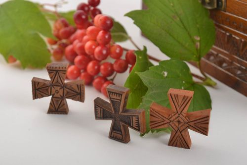Anhänger Set handmade Schmuck Kettenanhänger Kreuze aus Holz 3 Stück geschnitzt - MADEheart.com