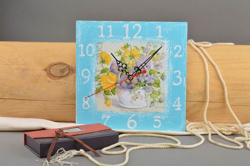 Horloge carrée en bois originale faite main en serviettage avec fleurs - MADEheart.com