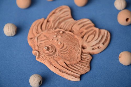 Pendentif poisson céramique fait main à peindre marron original avec trous - MADEheart.com