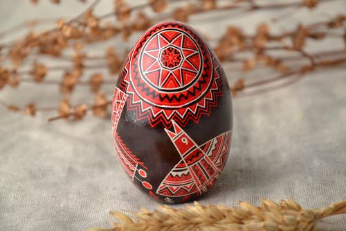 Œuf de Pâques décoratif pyssanka faite main peinture en noir rouge de créateur - MADEheart.com