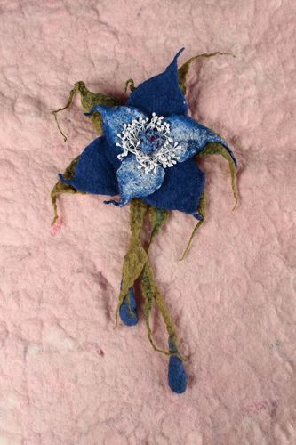 Grosse broche faite main Pince cheveux laine fleur bleue Accessoire femme - MADEheart.com