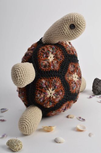 Peluche tortue coussin pour bébé tricotée en coton originale faite main - MADEheart.com