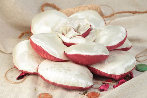Cojín de sofá decorativo artesanal con forma de flor de raso bonito blanco - MADEheart.com