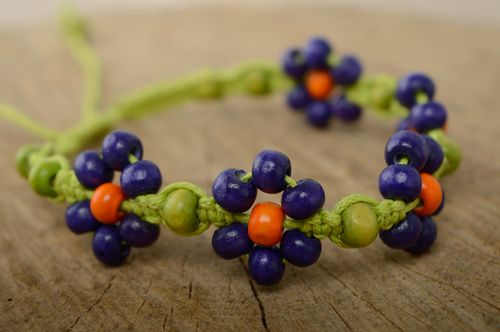 Waxed macrame bracelet with wooden beads - MADEheart.com
