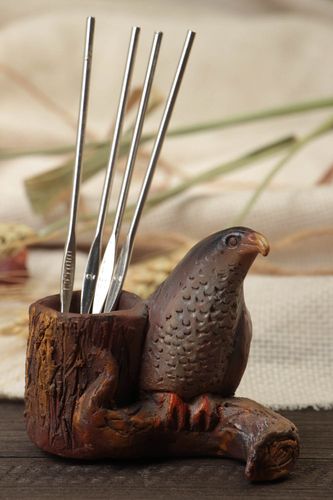 Soporte para bolígrafos y lápices de arcilla artesanal con figura de águila - MADEheart.com