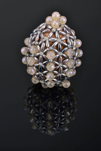Oeuf de Pâques en bois fait main avec perles fantaisie - MADEheart.com
