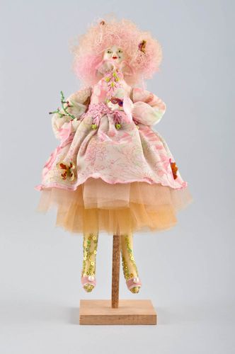 Muñeca artesanal con vestido rosa regalo personalizado elemento decorativo - MADEheart.com