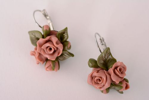 Orecchini belli in argilla polimerica fatti a mano accessorio con rose belle - MADEheart.com