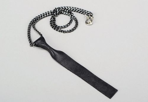 Schmuckanhänger in Form von Krawatte aus natürlichem Leder. - MADEheart.com