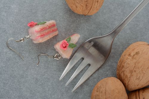 Brincos originais feitos de cerâmica plástica Bolo com rosas - MADEheart.com