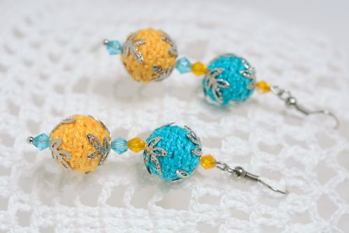 Pendientes de abalorios artesanales enredados en hilos con colgantes amarillos y azules - MADEheart.com