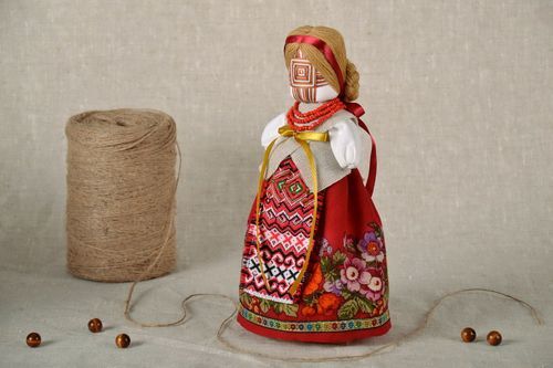 Poupée motanka en tissu en robe rouge faite main - MADEheart.com