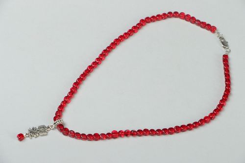 Rote Halskette aus Glas mit Schriftzeichen - MADEheart.com