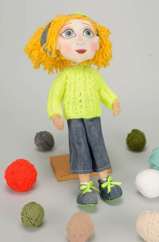 Muñeca de peluche hecha a mano - MADEheart.com
