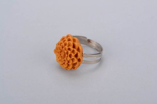 Ring mit Polymerton Chrysantheme - MADEheart.com