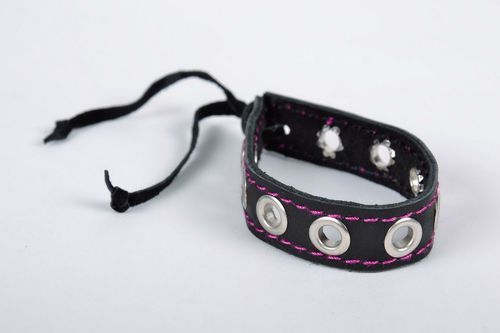 Bracelet en cuir noir avec couture de fils cramoisi - MADEheart.com