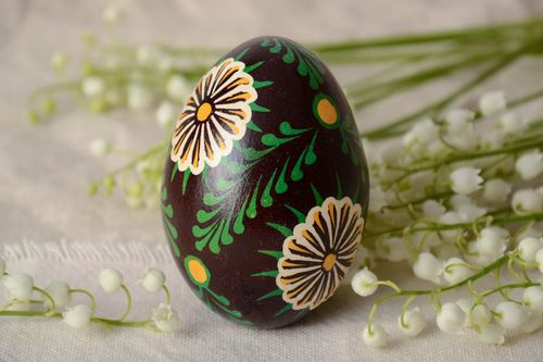 Huevo de Pascua pintado de ganso artesanal en técnica de cera negro - MADEheart.com
