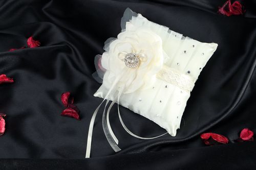 Handmade Ringkissen für die Hochzeit    - MADEheart.com