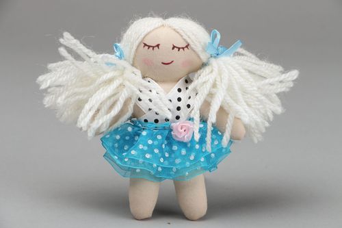 Muñeca artesanal en la falda azul, muñeca de autor - MADEheart.com