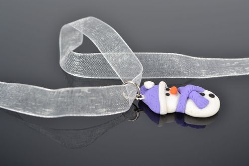 Pingente de argila de polímero Boneco de neve em roupas de lilás - MADEheart.com